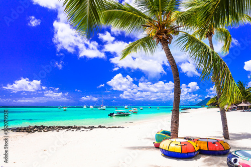 Fototapeta Naklejka Na Ścianę i Meble -  Tropical beach scenery . vacation in paradise island Mauritius