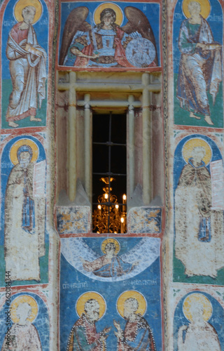 Obraz na płótnie
VORONET MONASTERY, BUCOVINA, ROMANIA, EUROPE, SPRING 2018. Window
side of the Orthodox Voronet Monastery with outdoor paintings and portraits of Byzantine-influenced saints. w salonie