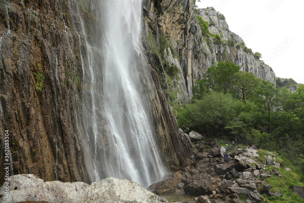 Obraz premium Nacimiento del río Asón en Cantabria, España.