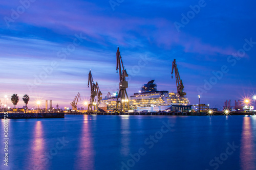 Puerto barco grua atardecer contraste maritimo turismo españa barco transatlantico