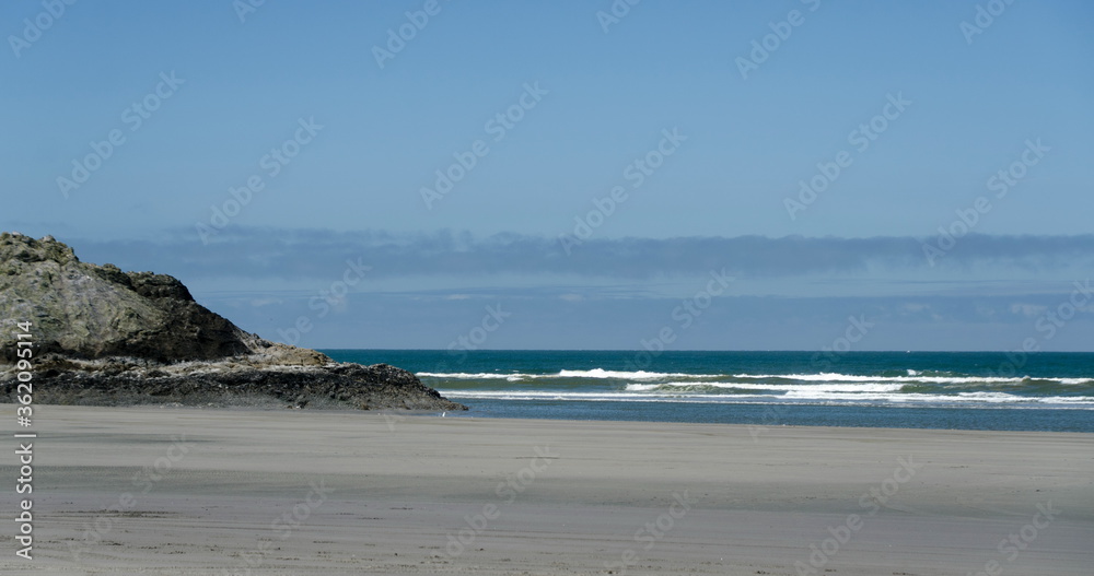 Low tide near rocks of Beards Hollow