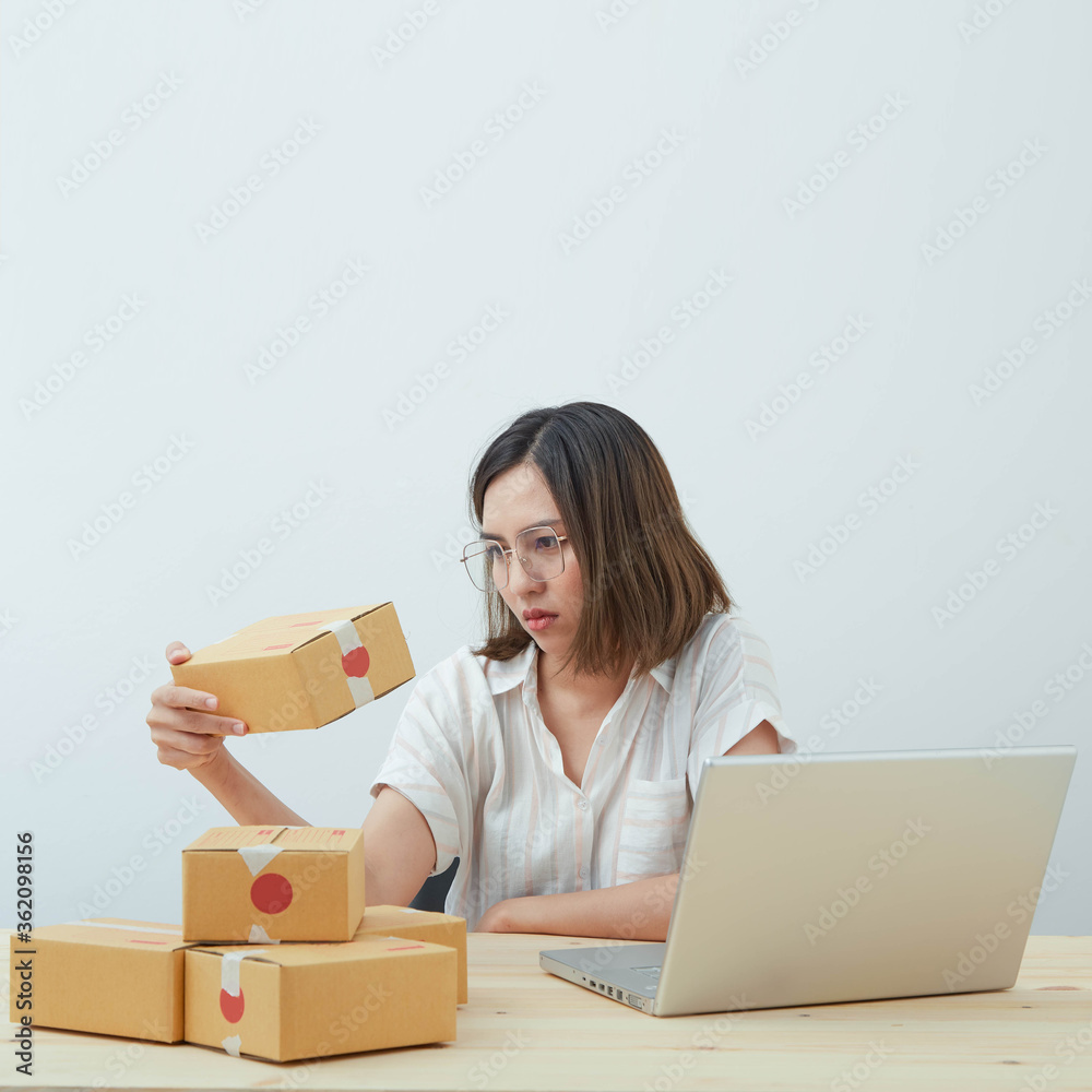 Online shipping women working Online shipping women working