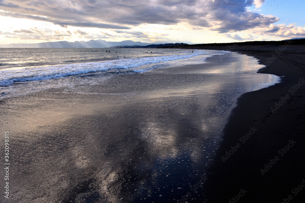 雲立ち込める湘南茅ヶ崎の海岸とレンブラント光線
