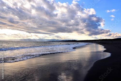 雲立ち込める湘南茅ヶ崎の海岸とレンブラント光線 © masyok