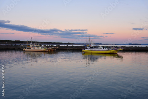 夕陽に染まる茅ヶ崎港に停泊する漁船 © masyok