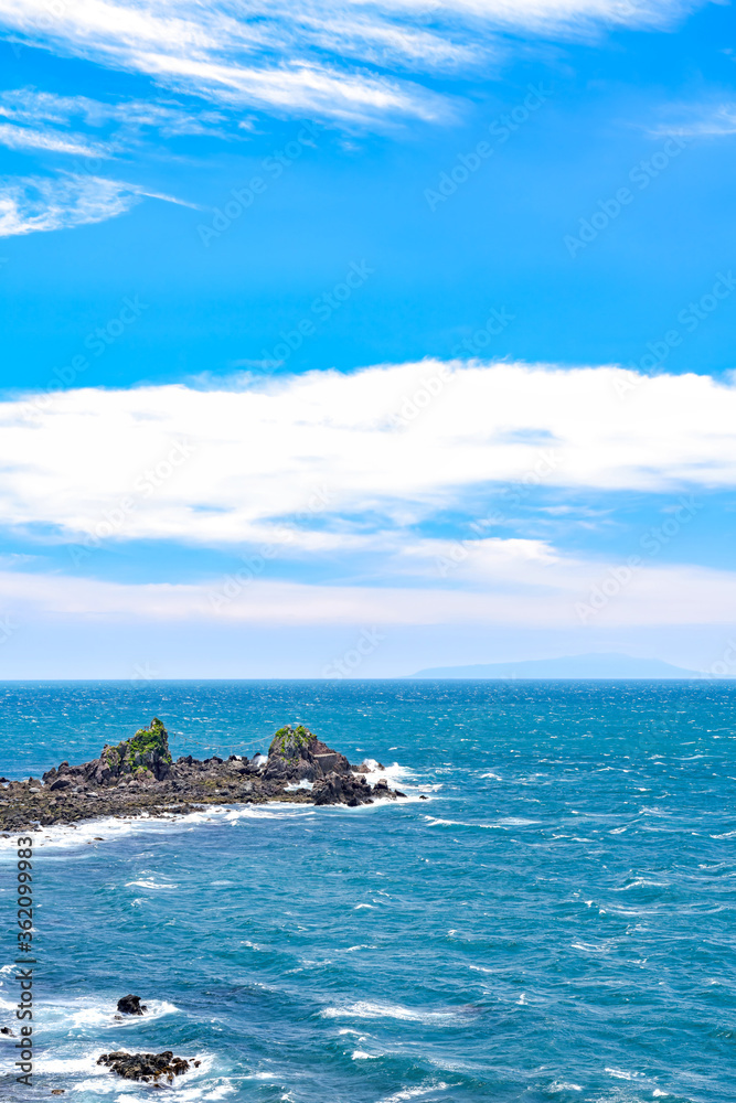 【神奈川県 真鶴岬】強風で白く波立つ海