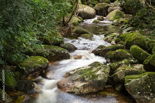 Rio com pedras