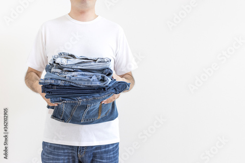 畳んだ衣類の洗濯物を運ぶ男性