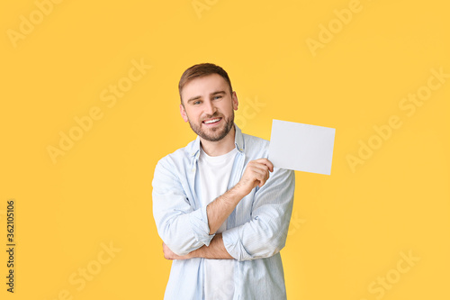 Young man with blank card o...