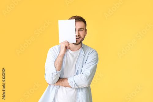 Young man with blank card o...