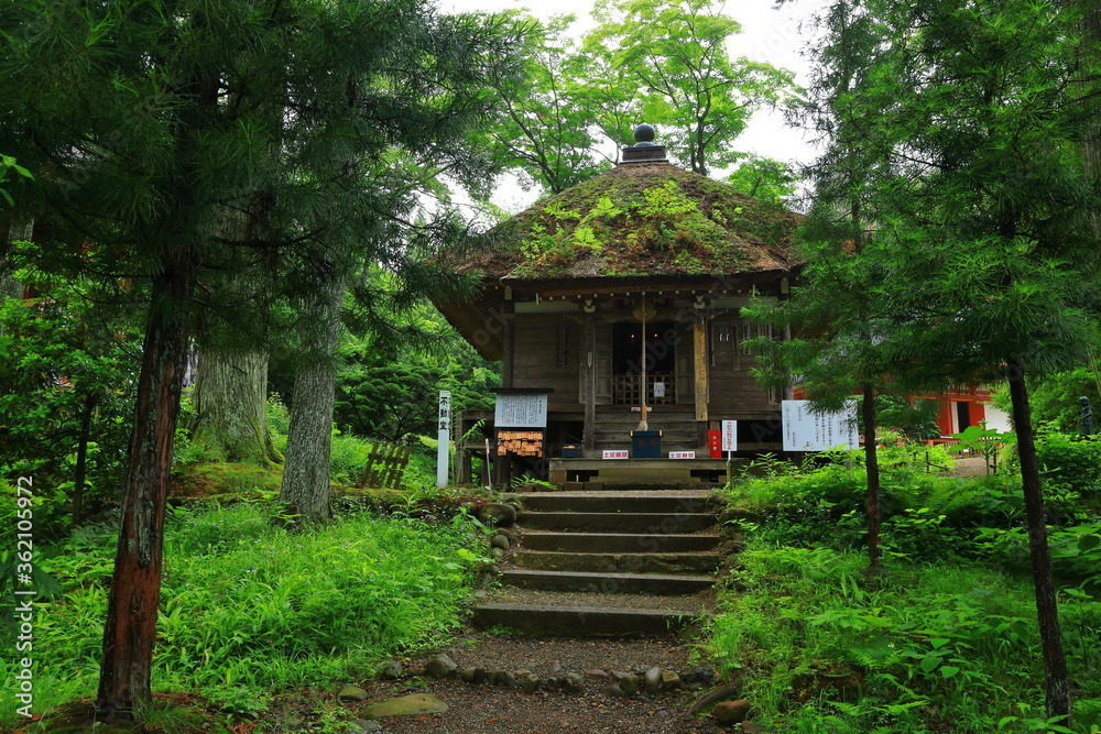 世界遺産　平泉　夏の達谷窟毘沙門堂