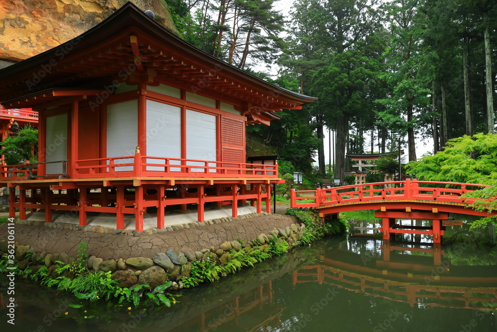 Fototapeta premium 世界遺産 平泉 夏の達谷窟毘沙門堂