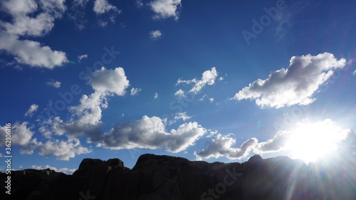 Nubes y cielo azul