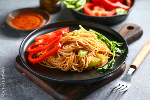 fried noodles in black plate