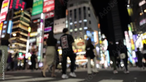 コロナウイルスの感染が拡大する新宿の歌舞伎町を歩く若者たち　ピンボケ表現