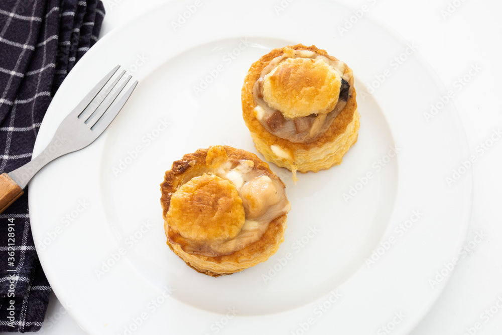 bouchée à la reine dans une assiette bouchée à la reine dans une assiette