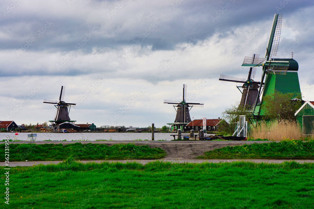 Naklejka premium windmill in the netherlands