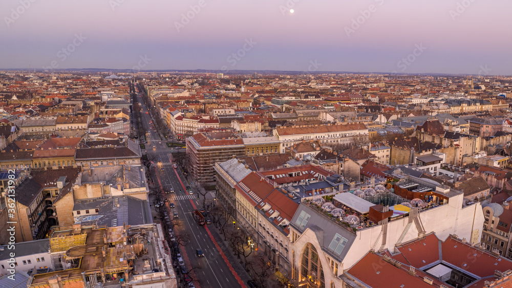Naklejka premium Aerial drone shot of Bubble Bar terrace on rooftop of Budapest building in sunset