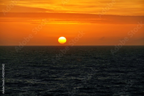 Fototapeta Naklejka Na Ścianę i Meble -  Sonnenaufgang auf dem Atlantik