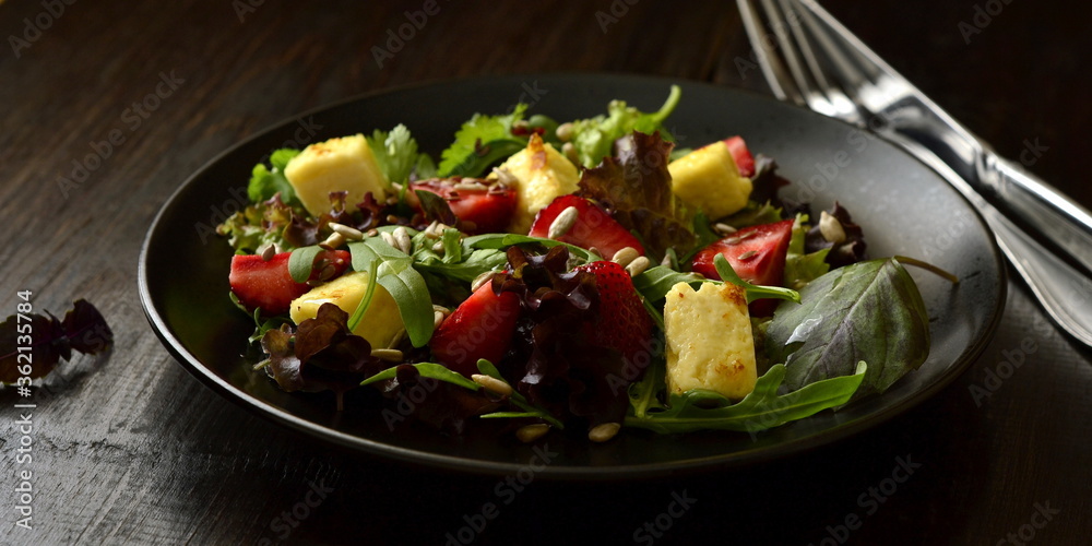 Leaf salad with strawberries, cheese and seeds
