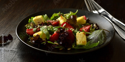 Leaf salad with strawberries, cheese and seeds