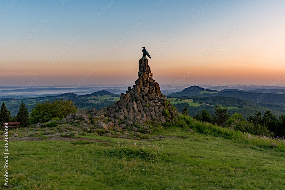 Sonnenaufgang am Fliegerdenkmal auf der Wasserkuppe in der Rhön in Hessen, Deutschland