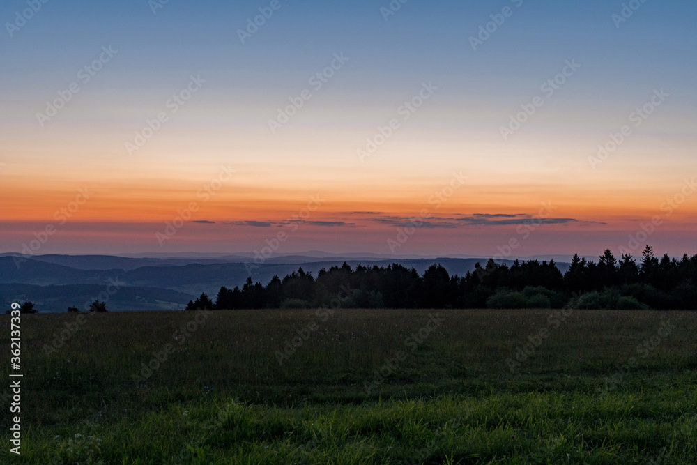 Sonnenaufgang auf der Wasserkuppe in der Rhön in Hessen, Deutschland 