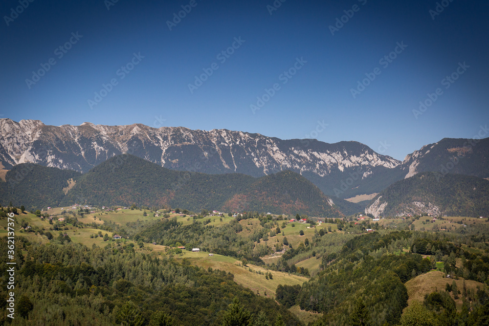 traumhafter Ausblick über die Berglandschaft in Rumänien