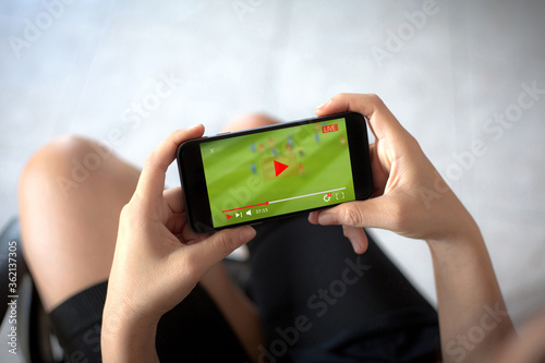 Cuadro en lienzo man watching online live video streaming football via mobile phone