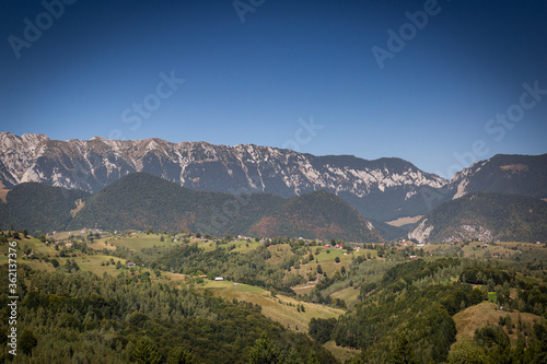 traumhafter Ausblick über die Berglandschaft in Rumänien