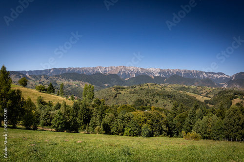 traumhafter Ausblick über die Berglandschaft in Rumänien