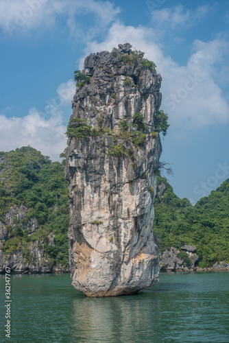 Obraz na płótnie Chopstick Island in Cat Ba Bay w salonie