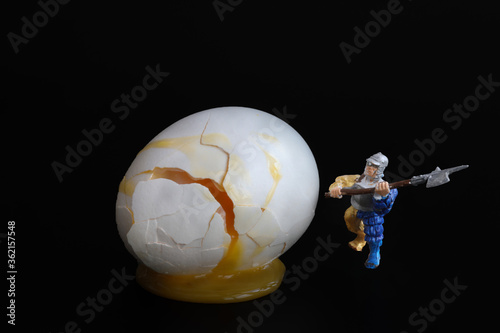 huevo roto conceptual  photo