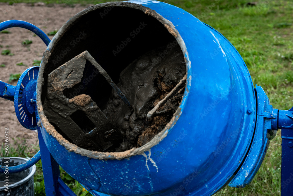 The preparation of the concrete mortar in concrete mixer. The preparation of the concrete mortar in concrete mixer.