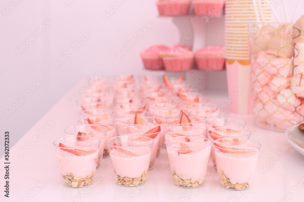 strawberrys and cream with cupcakes strawberrys and cream with cupcakes