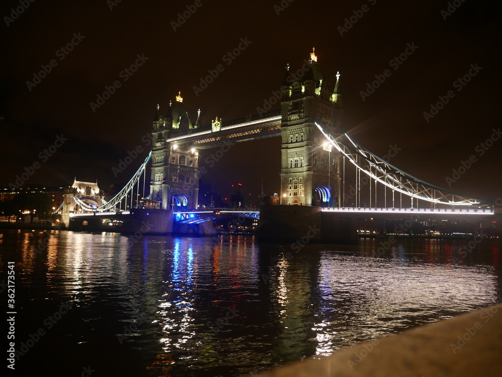Obraz premium Tower bridge at night 