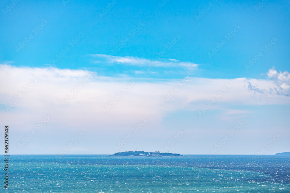 【夏休み・離島イメージ】海の遠くに見える離島