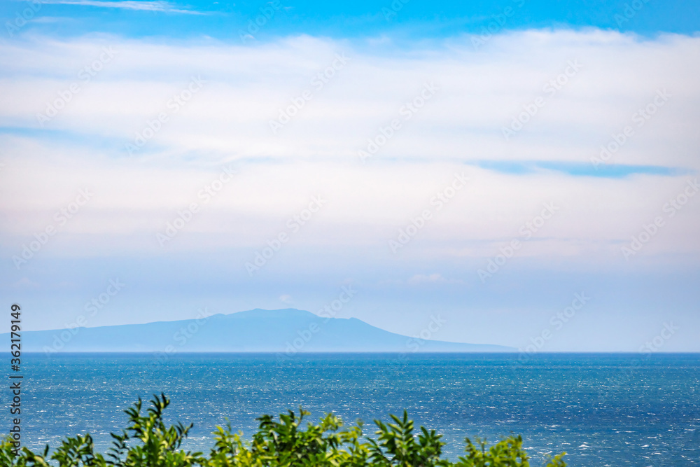 【夏休み・離島イメージ】海の遠くに見える離島