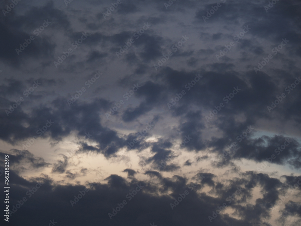乱れ雲の流れるモノトーンの空 04