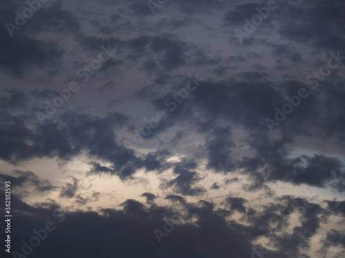 乱れ雲の流れるモノトーンの空 04 © 良輔 武尾