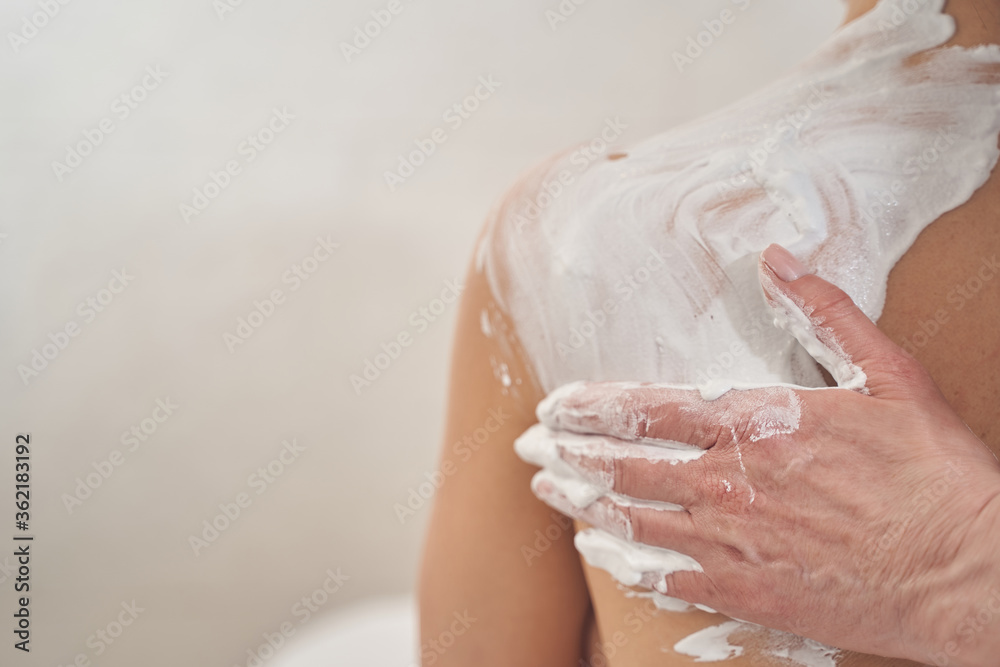 Naklejka premium Natural white kaolin clay on the skin of the woman
