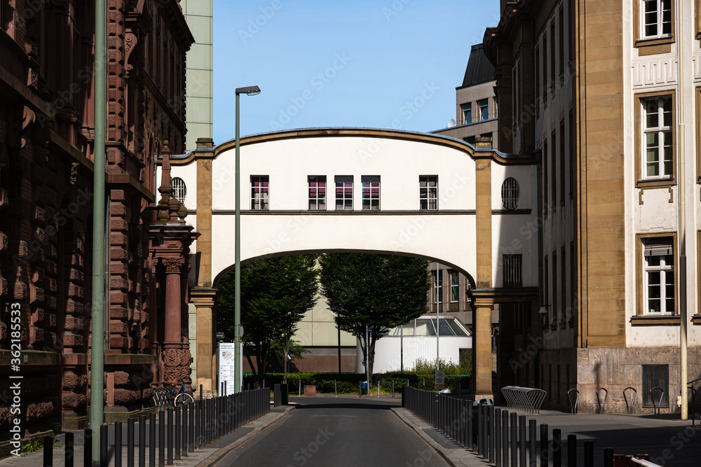 Fototapeta premium Arch on the street between two building
