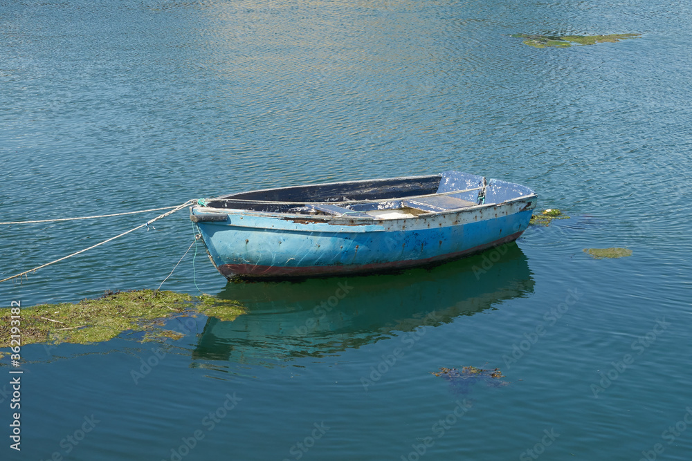 Naklejka premium Barque bleue en bois .