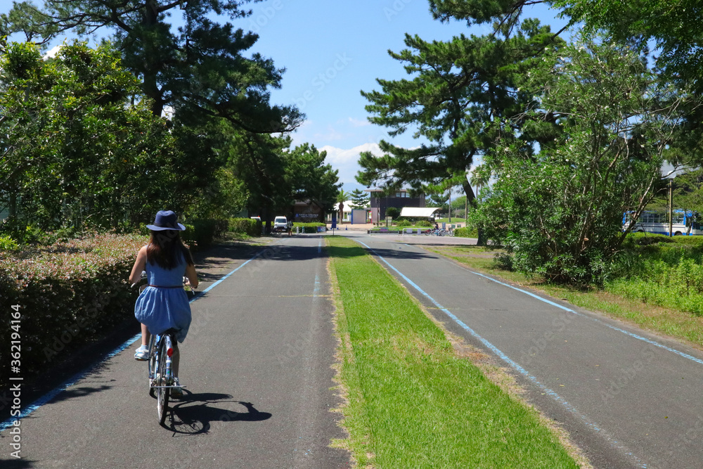 Obraz premium cycling girl in the park