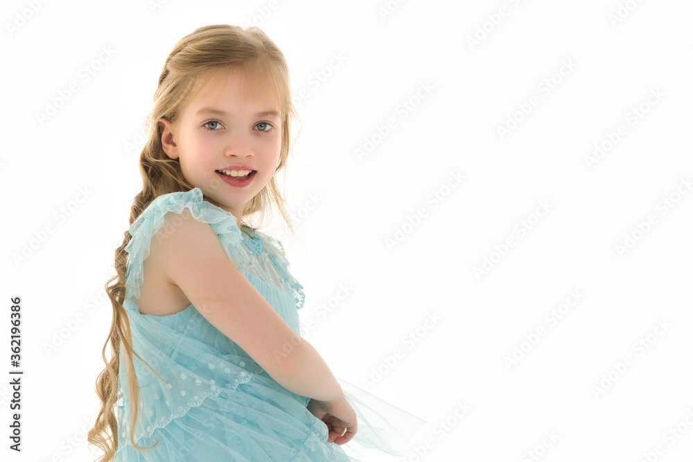 The little girl opened her mouth in surprise. The little girl opened her mouth in surprise.