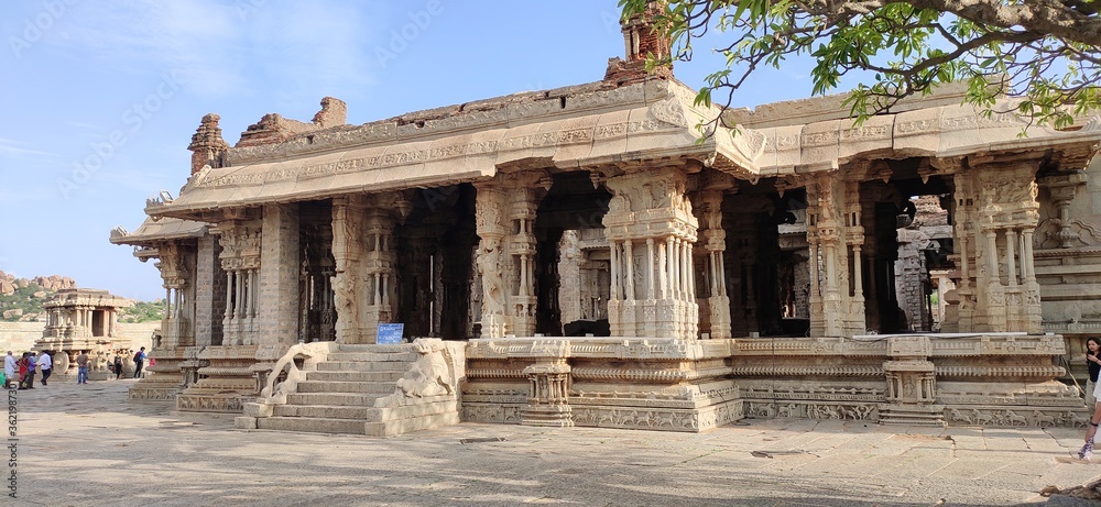 Fototapeta premium world famous hampi stone chariot & other historical architectures 