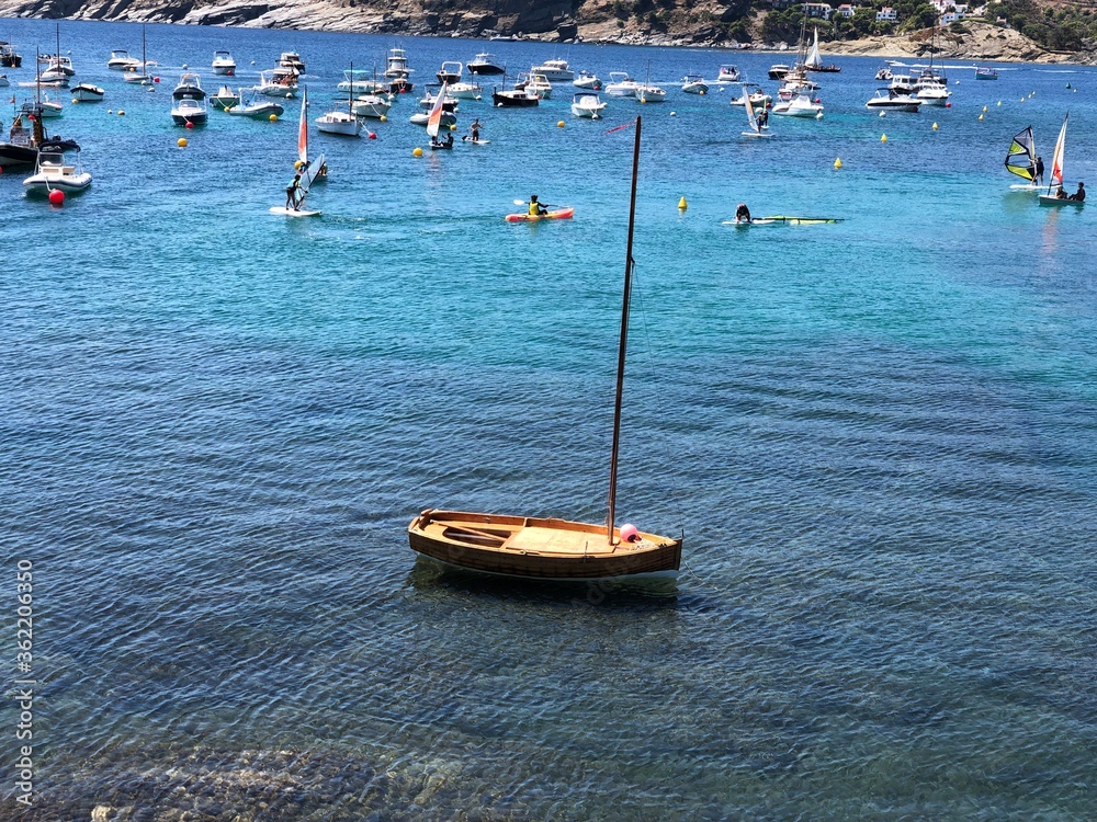 Obraz premium Barco solitario, Costa Brava, Cataluña