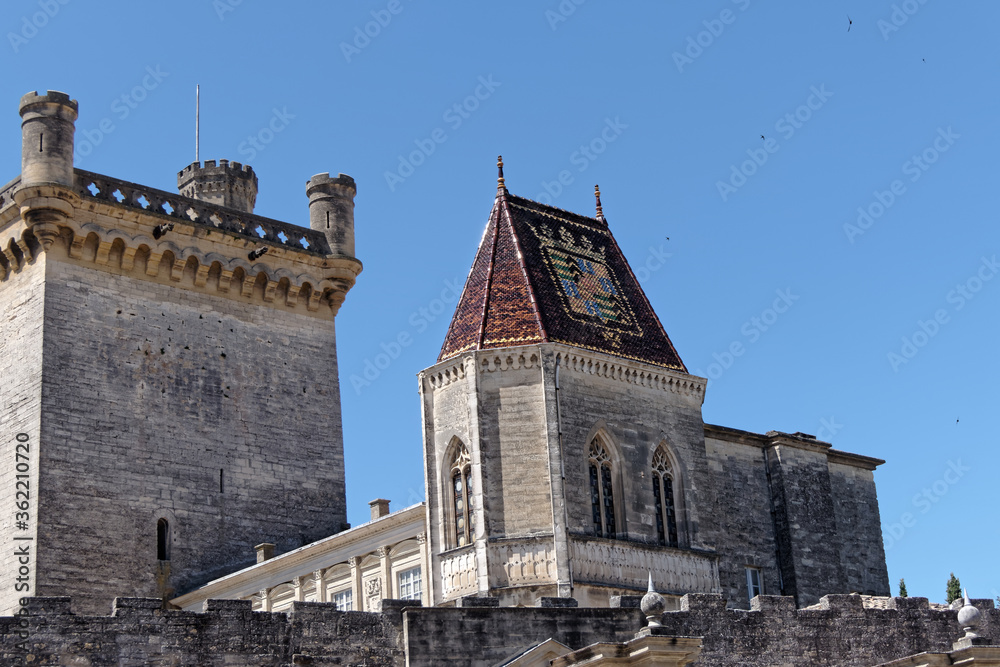 Blason sur le château de la famille ducale d'Uzès dans le département du Gard - France
