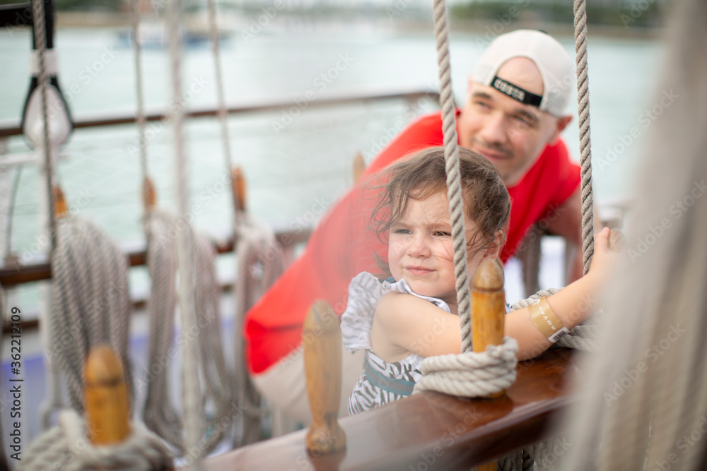 Obraz premium Father and Daughter on a sailboat