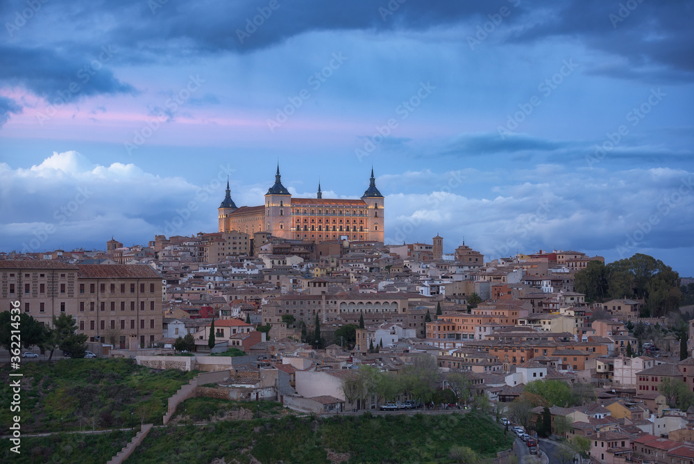Bonitas vistas del Alcázar de Toledo y su iluminación durante el atardecer
